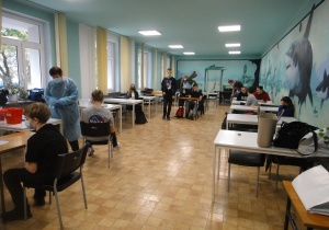 Uczniowie czekają na szczepienie