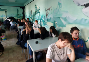 Uczniowie zebrani w świetlicy szkolnej podczas wykładu