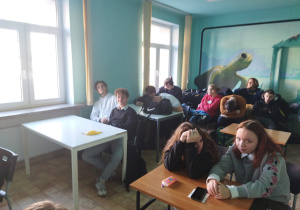 Uczniowie zebrani w świetlicy szkolnej podczas wykładu
