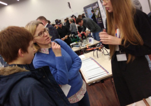 Reprezentacja szkoły na Festiwalu zawodów rozmawia z ósmoklasistami
