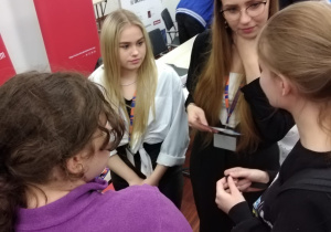 Reprezentacja szkoły na Festiwalu zawodów rozmawia z ósmoklasistami