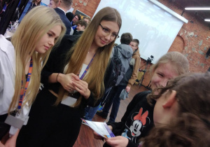 Reprezentacja szkoły na Festiwalu zawodów rozmawia z ósmoklasistami