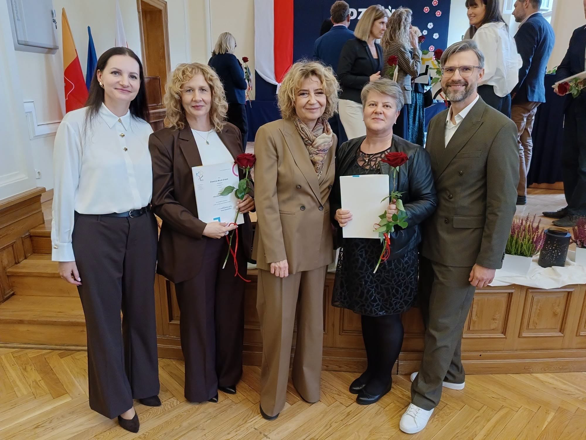 Nagrodzeni nauczyciele z przedstawicielami miasta Łodzi