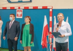 Dyrekcja wita uczniów na sali gimnastycznej podczas ślubowania