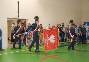 Wprowadzenie sztandaru szkoły przez uczniów ubranych w mundury górnicze
