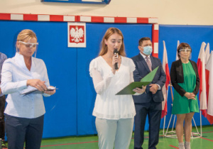 Przedstawicielka samorządu uczniowskiego wita uczniów