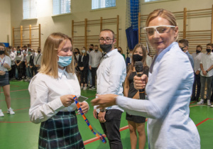 Dyrektorka wręcza legitymację uczniowi podczas ślubowania