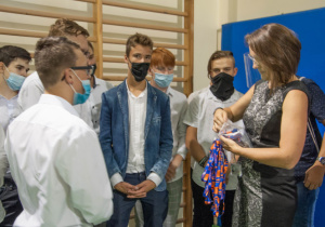 Wychowawca wręcza uczniom legitymacje