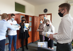 Dyrekcja i komisje przeliczają zapakowane arkusze