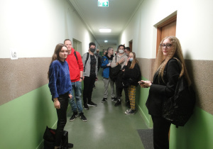 Uczniowie czekają na korytarzu na badanie przed szczepieniem