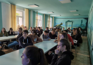 Uczniowie podczas wykładu pracowników firmy Biedronka