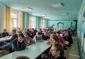 Uczniowie podczas wykładu pracowników firmy Biedronka