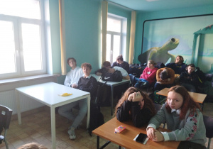 Uczniowie zebrani w świetlicy szkolnej podczas wykładu
