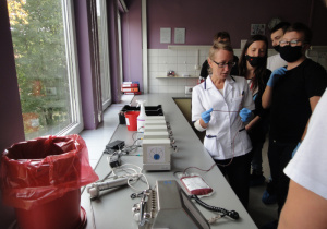 Pracownik stacji krwiodawstwa objaśnia działanie specjalistycznego sprzętu