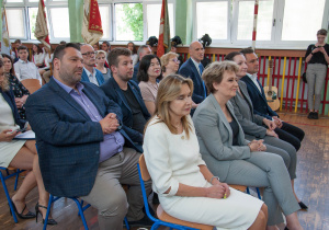 Prezydent Hanna Zdanowska i zaproszeni goście na sali gimnastycznej