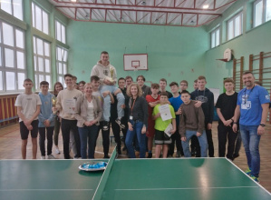 Uczestnicy turnieju tenisa stołowego - uczniowie, Dyrekcja, nauczyciele wychowania fizycznego