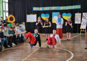 Uczniowie z Ukrainy prezentują elementy kultury ukraińskiej - taniec