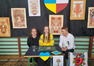 Uczniowie z Ukrainy prezentują elementy kultury ukraińskiej - wycinanki