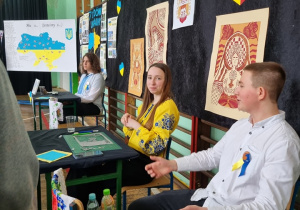 Uczniowie z Ukrainy prezentują elementy kultury ukraińskiej