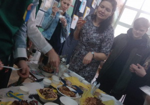 Uczniowie z Ukrainy prezentują elementy kultury ukraińskiej - kuchnia