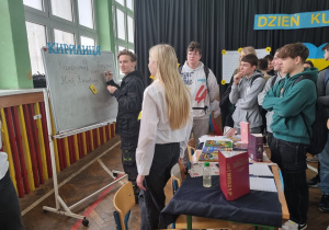 Uczniowie z Ukrainy prezentują elementy kultury ukraińskiej - alfabet