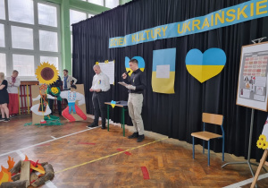 Uczniowie z Ukrainy prezentują elementy kultury ukraińskiej