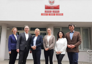 Dyrektorzy Technikum nr 3 oraz Kaufmännische Schule Stuttgart świętujący 10 rocznicę współpracy