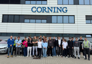 Młodzież podczas wycieczki logistycznej w Parku SEGRO - Corning
