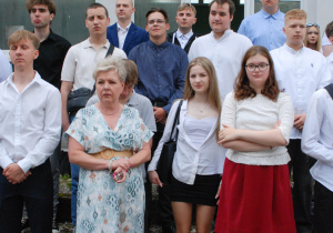 Młodzież podczas zakończenia roku