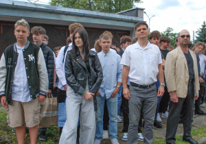 Młodzież podczas zakończenia roku