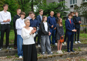 Młodzież podczas zakończenia roku