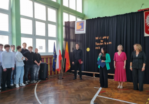 Społeczność klas pierwszych podczas ślubowania