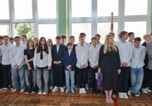 Społeczność klas pierwszych podczas ślubowania