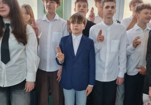 Społeczność klas pierwszych podczas ślubowania