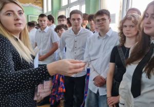 Społeczność klas pierwszych podczas ślubowania