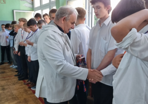 Społeczność klas pierwszych podczas ślubowania