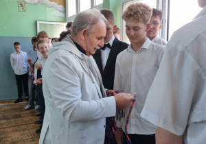 Społeczność klas pierwszych podczas ślubowania