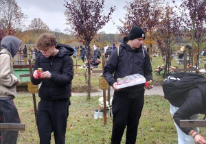 uczniowie klas 3 wraz z p.N.Lipnicką