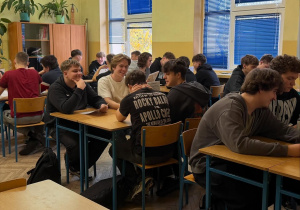 Uczniowie klas czwartych podczas etapu szkolnego Akademii SEGRO