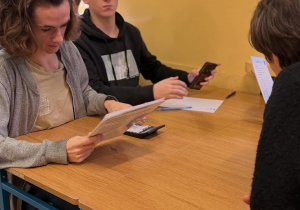 Uczniowie klas czwartych podczas etapu szkolnego Akademii SEGRO