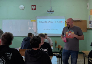 Uczniowie klas czwartych podczas etapu szkolnego Akademii SEGRO