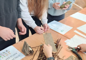 Uczniowie podczas gry ekologicznej