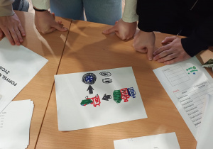 Uczniowie wykonują zadania konkursowe