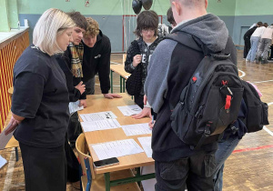 Uczniowie wykonują zadania