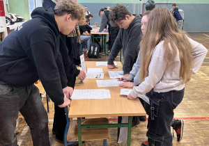 Uczniowie wykonują zadania