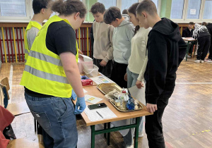 Uczniowie wykonują zadania