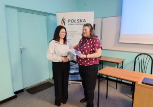 Symboliczne przekazanie na ręce Pani Dyrektor Marty Oleńskiej