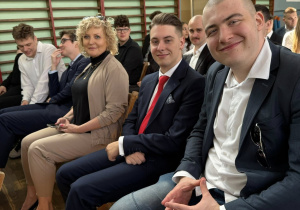 Uczniowie podczas pożegnalnego apelu