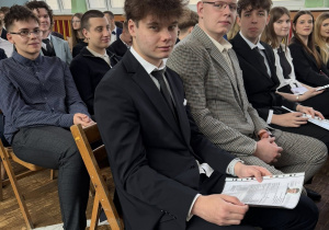 Uczniowie podczas pożegnalnego apelu