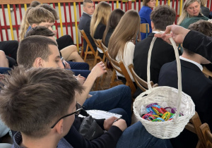 Klasy czwarte żegnają starszych kolegów